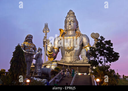 Giant signore Shiva statua al tempio Murudeshwar di notte, Murudeshwar, Karnataka, India, Asia Foto Stock