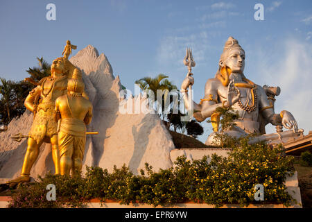Giant signore Shiva statua al tempio Murudeshwar, Murudeshwar, Karnataka, India, Asia Foto Stock