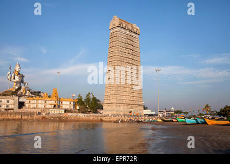 Gopura gigante e signore Shiva statua al tempio Murudeshwar presso la spiaggia di Murudeshwar, Karnataka, India, Asia Foto Stock