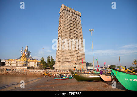 Gopura gigante e signore Shiva statua al tempio Murudeshwar presso la spiaggia di Murudeshwar, Karnataka, India, Asia Foto Stock