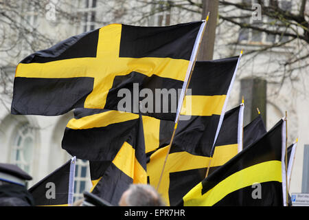 Bandiere di St David presso la St Davids Day parade di Cardiff Foto Stock