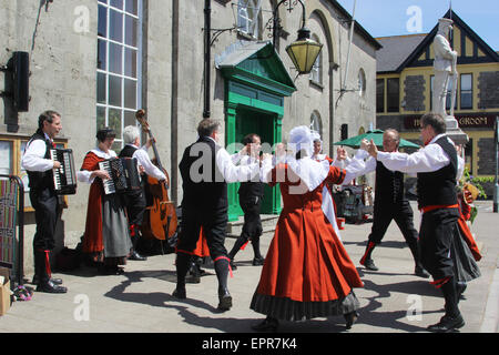 Welsh balli di gruppo al di fuori della città di Hall in Cowbridge Foto Stock