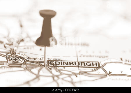 La puntina che mostra la città di Edimburgo sulla mappa, Scozia con vintage filtro seppia effetto. Destinazione di viaggio concetto Foto Stock