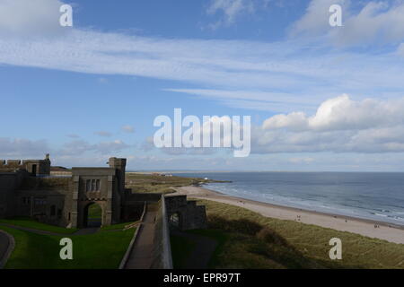 La parete bastioni presso il castello di Bamburgh, guardando al mare Foto Stock