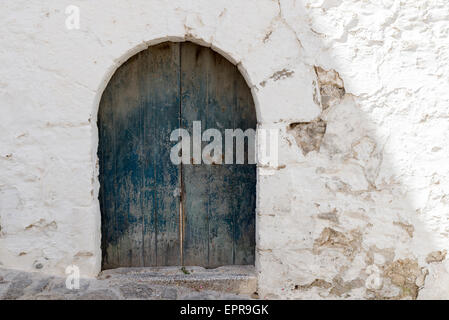 La vecchia porta su una parete dipinta di bianco. Ibiza Foto Stock