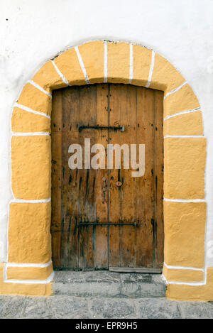 La vecchia porta su una parete dipinta di bianco. Ibiza Foto Stock