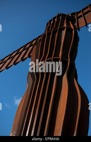 L angelo del Nord in silhouette contro un cielo blu brillante Foto Stock