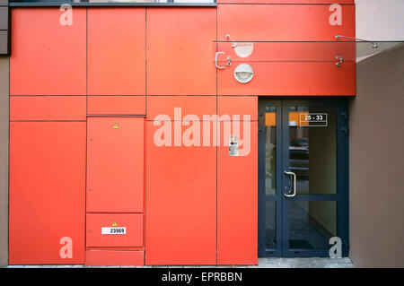 Panorama di un ingresso rosso per un elite la produzione di massa attico Foto Stock
