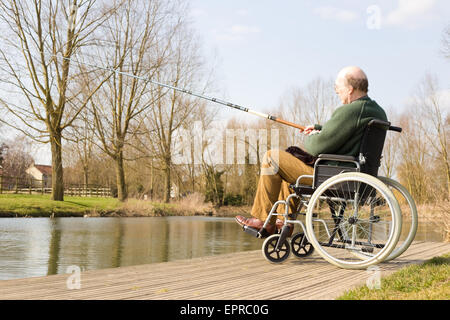 Uomo in sedia a rotelle la pesca Foto Stock