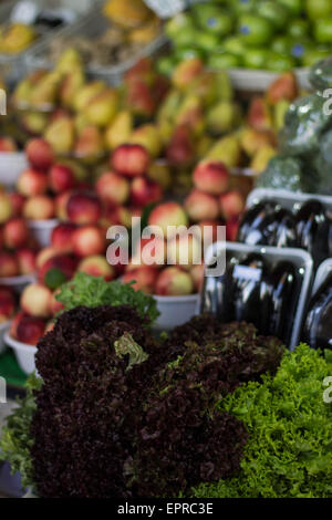 Verde lattuga rossa in un mercato Foto Stock