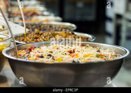 Verdure sottaceto nel mercato, Iran Foto Stock