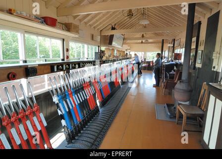 I Signalmen nella scatola di segnale conservata e le apparecchiature di segnalazione al Crewe Railway Heritage Museum, Cheshire, Inghilterra, Regno Unito. Foto Stock