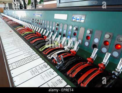 Conservate la casella segnale e apparecchiature di segnalazione presso la stazione ferroviaria di Crewe Heritage Museum, Cheshire, Inghilterra, Regno Unito. Foto Stock