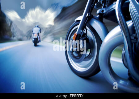 Due motocicli tessere attraverso ventoso le strade di montagna. Foto Stock