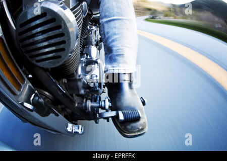 Due motocicli tessere attraverso ventoso le strade di montagna. Foto Stock