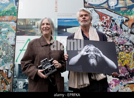 Musicista Patti Smith e Chris Dercon, direttore della Tate Modern di Londra, stand in occasione della cerimonia per la "ambasciatore della coscienza Award" a Potsdamer Platz a Berlino, Germania, 21 maggio 2015. Il premio verrà consegnato al musicista folk di Joan Baez e artista cinese Ai Weiwei questa sera. Foto: JOERG CARSTENSEN/dpa Foto Stock