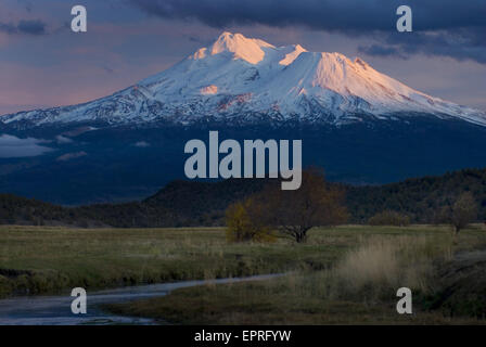 Il monte Shasta e il fiume Shasta, Mt. Shasta, CA Foto Stock