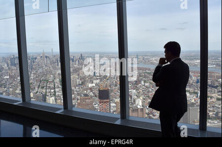 New York, NY, STATI UNITI D'AMERICA. Il 20 maggio 2015. Un visitatore sorge sul 'One World Observatory' Observation Deck a quello nuovo World Trade Center di New York, NY, STATI UNITI D'AMERICA, 20 maggio 2015. La piattaforma di osservazione occupa gli ultimi tre piani dell'edificio più alto in tutto il mondo occidentale e viene aperto il 29 maggio 2015. Foto: CHRIS MELZER/dpa - nessun filo SERVICE -/dpa/Alamy Live News Foto Stock