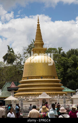 Persone a Dambulla complesso buddista, Sri Lanka, Asia Foto Stock