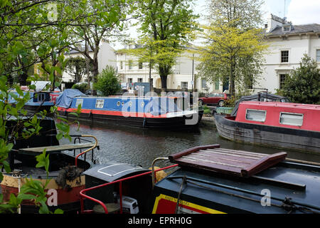 Regent's Canal in esecuzione attraverso la piccola Venezia in Maida Vale, London, England. Foto Stock