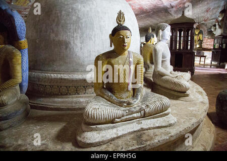 Il Buddha figure all'interno di Dambulla grotta tempio Buddista complessa, Sri Lanka, Asia Foto Stock