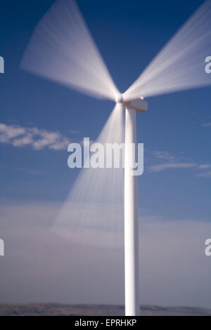 Mulini a vento di raccolta di energia eolica sul Columbia River Gorge nei pressi di Arlington, o. Foto Stock