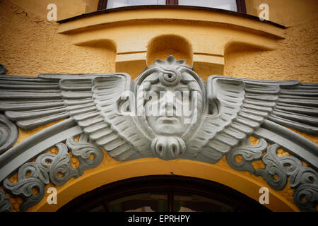 Art Nouveau ornamento presso la Casa Cat in 10 Meistaru Iela Streeta situato nella città vecchia di Riga la capitale della Lettonia. Riga è uno dei più grandi centri di Art Nouveau, con più di un terzo degli edifici del suo distretto centrale costruito nello stile. Foto Stock