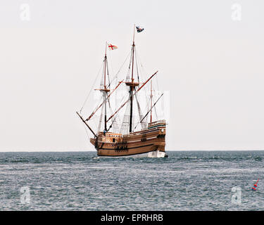 Il Mayflower II, una replica della Pellegrina originale nave Mayflower si diparte poiane Bay come teste torna a homeport in Plymouth dopo i lavori di rinnovo Maggio 20, 2015 in poiane Bay, Massachusetts. Il Mayflower II lanciato per la prima volta nel 1957 ed è stato sottoposto a lavori di ristrutturazione di Mystic Seaport in Connecticut dal dicembre. Foto Stock