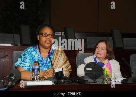 Pyongyang, Repubblica Popolare Democratica di Corea (RPDC). 21 Maggio, 2015. Premio Nobel per la pace laureati Leymah Gbowee (L) dalla Liberia e Mairead Maguire dall Irlanda del Nord assistere ad un simposio a Pyongyang, capitale della Repubblica Democratica Popolare di Corea (DPRK), il 21 maggio 2015. Donne attivisti provenienti da tutto il mondo ha organizzato un convegno a Pyongyang giovedì e condiviso i loro pensieri ed esperienze con la Repubblica democratica popolare di Corea le donne in materia di porre fine alla violenza e alla guerra. © Lu Rui/Xinhua/Alamy Live News Foto Stock