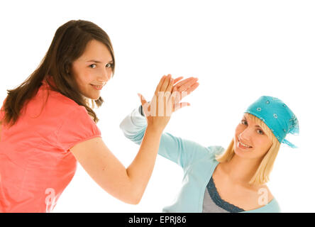 Due adolescenti dando alta cinque isolati su sfondo bianco Foto Stock