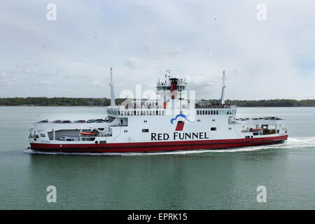 Un Imbuto Rosso traghetto che naviga fra Southampton e Cowes sull'Isola di Wight, Regno Unito Foto Stock