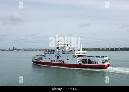 Un Imbuto Rosso traghetto che naviga fra Southampton e Cowes sull'Isola di Wight, Regno Unito Foto Stock