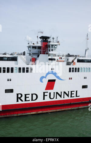 Un Imbuto Rosso traghetto che naviga fra Southampton e Cowes sull'Isola di Wight, Regno Unito Foto Stock