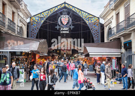 Sala del mercato La Boqueria sulla Rambla di Barcellona Foto Stock
