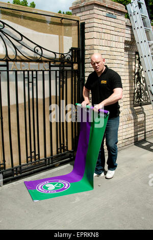 I lavoratori ne spiegherà il Rotolo di onore banner al AELTC al 2014 tennis di Wimbledon Champions Novak Djokovic e Petra KVITOVA Credito: amer ghazzal/Alamy Live News Foto Stock