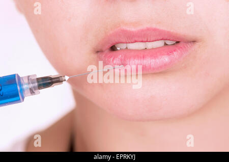 Immagine ravvicinata di labbra getting botox iniezione Foto Stock