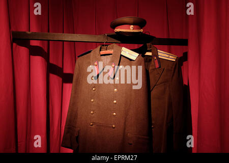 Un sovietico uniforme militare presso l'ex KGB, o 'Cheka' sede conosciuta dai locali come il Corner House in Riga capitale della Repubblica di Lettonia Foto Stock