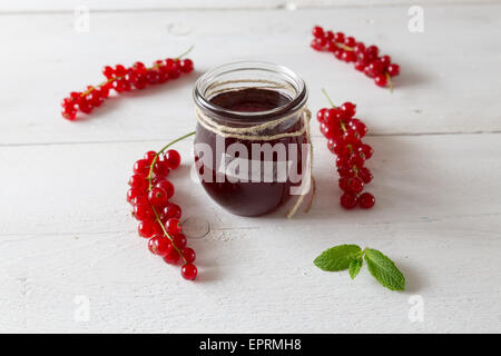 Confettura di ribes in un vasetto con cavo di alimentazione Foto Stock