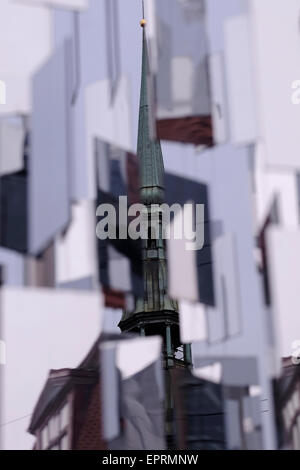 Torre della chiesa di San Pietro o Peterbaznica è visto attraverso l'arte contemporanea installazione in Vecriga nel quartiere del centro storico di Riga capitale della Repubblica di Lettonia Foto Stock