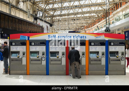 Macchine di vendita di biglietti del treno alla Stazione Waterloo di Londra, Inghilterra. Foto Stock