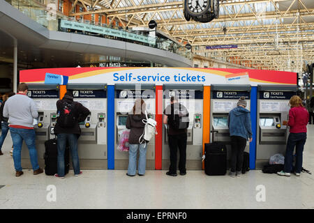 Macchine di vendita di biglietti del treno alla Stazione Waterloo di Londra, Inghilterra. Foto Stock