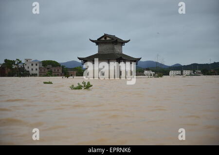 Nanchang. 21 Maggio, 2015. Una casa è visto circondato da acqua di inondazione in città Chexi della Cina dell'est della provincia di Jiangxi, 21 maggio 2015. La Commissione Nazionale per la riduzione dei disastri ha lanciato una risposta di emergenza il giovedì per un aiuto a est della Cina di allagata provincia di Jiangxi. Da giovedì mattina, piogge intense e inondazioni hanno interessato un totale di 969,000 persone e danneggiato circa 8,836 case in Jiangxi, lasciando 8 morti e 3 dispersi, secondo il governo locale. © Zhou Mi/Xinhua/Alamy Live News Foto Stock