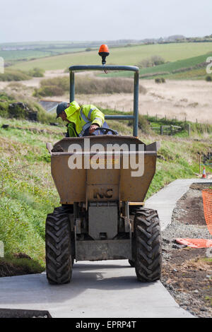 Operai che a maggio si trovano a Porthgain, Pembrokeshire Coast National Park, Galles, Regno Unito Foto Stock