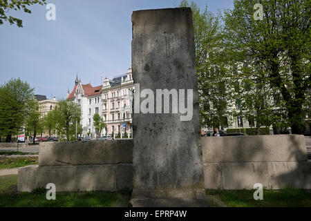 Un tratto del muro di Berlino collocata in Kronvalds parcheggiare di fronte all'ex partito comunista Comitato Centrale edificio nella città di Riga capitale della Repubblica di Lettonia Foto Stock