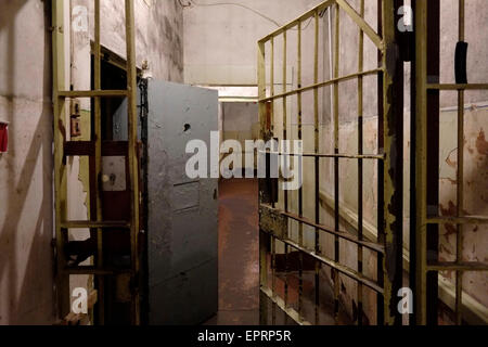 Vista del seminterrato celle di prigione presso l'ex KGB, o 'Cheka' sede conosciuta dai locali come il Corner House in Riga capitale della Repubblica di Lettonia Foto Stock