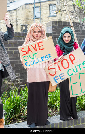 Gli studenti a Bradford College tenendo una protesta contro la proposta di tagli di posti di lavoro, che a loro dire che danneggerà la loro istruzione e opportunità future. Foto Stock