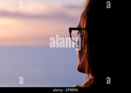 Un giovane Lettone guardando in costa del Mar Baltico, la Repubblica di Lettonia Foto Stock