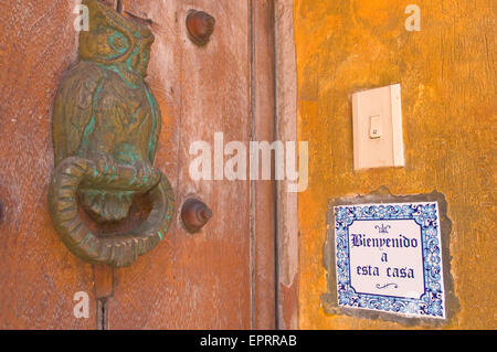 Gli ornamenti della porta (Porta knocker), campana e segno di benvenuto su una casa a Cartagena, Colombia, Sud America Foto Stock