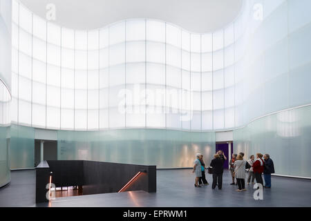 Mudec, Museo delle Culture, museo etnografico interno con le persone durante la settimana del design a Milano Foto Stock