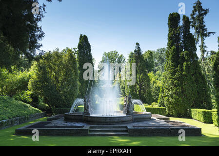 Fontana e un prato in un parco, stagione primavera Foto Stock